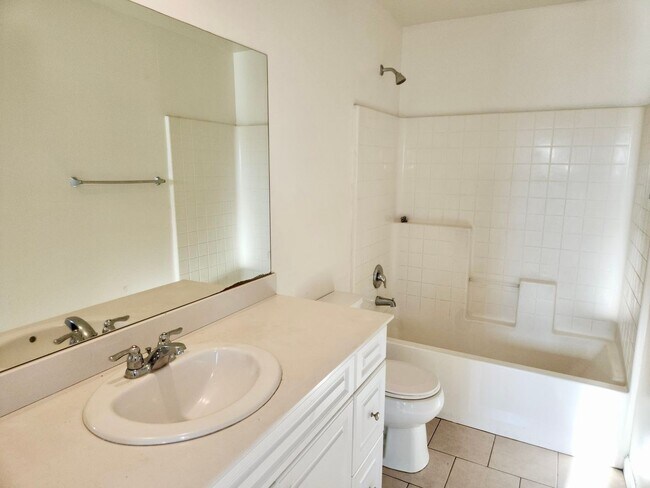 Building Photo - Newer 5 Bedroom home in quiet Lancaster co...