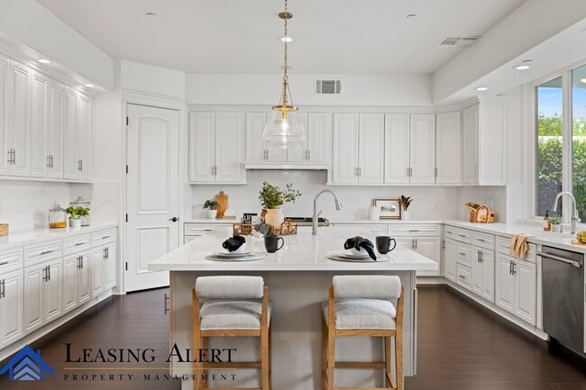 Building Photo - 5011 Hayvenhurst Ave