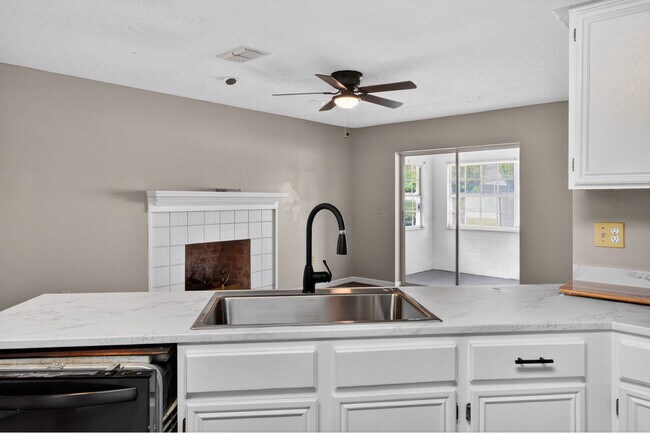 Building Photo - 802 Arietta Cir N