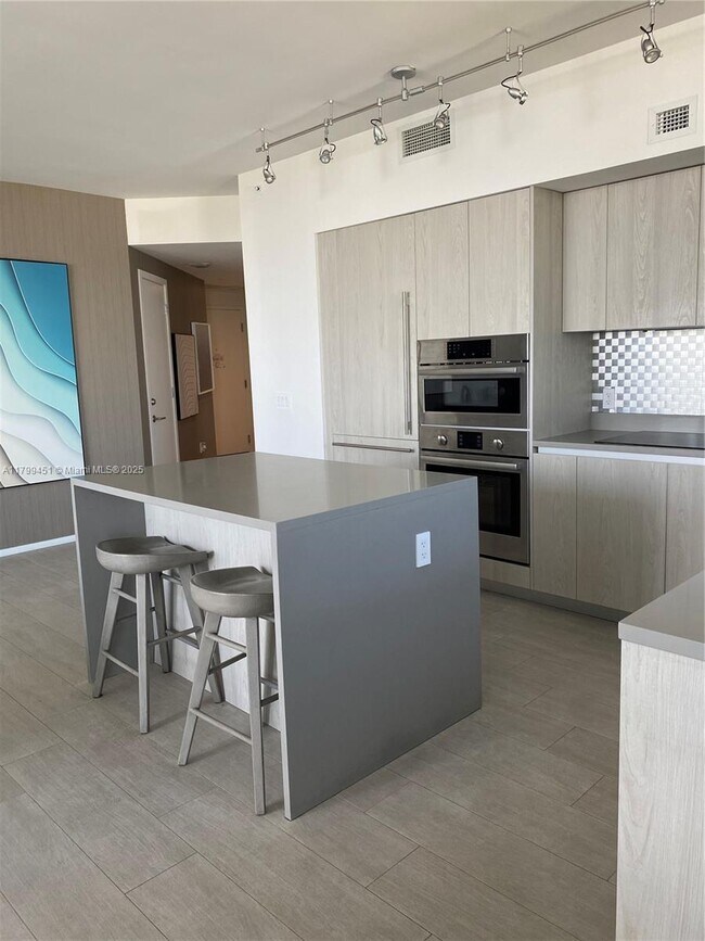 Building Photo - 4010 S Ocean Dr