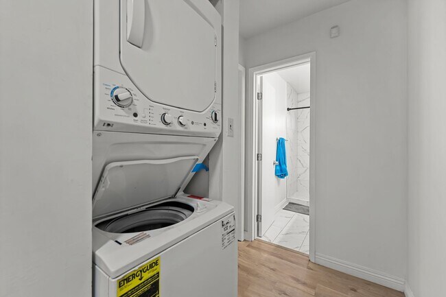 Building Photo - 2 kitchens + no back house!