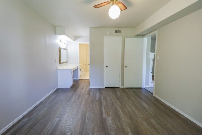 Building Photo - 2 Bed | 2 Bath in Central Tulsa!