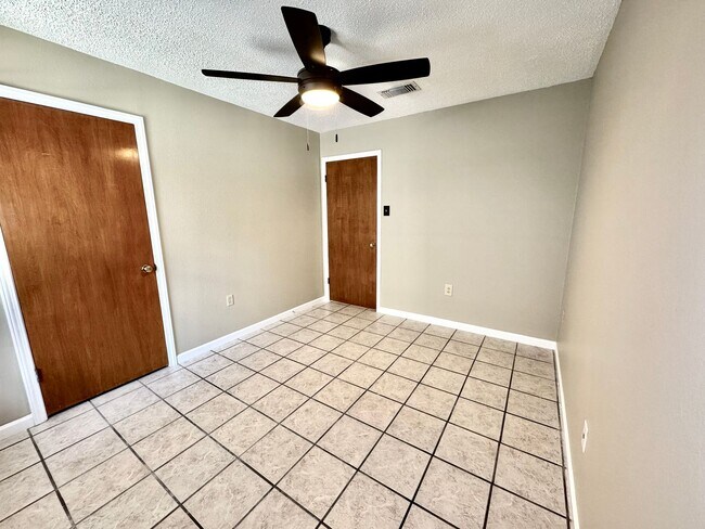 Building Photo - 10734 Erin Vale Ave