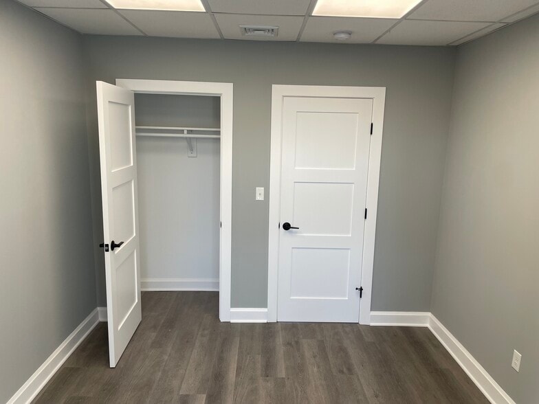 Building Photo - 127 Tunxis Hill Rd