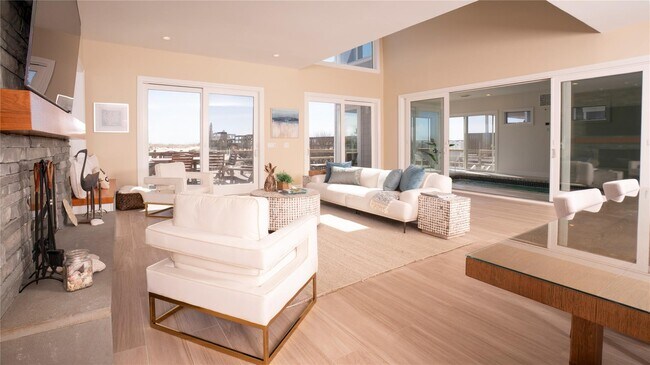 Building Photo - 825 Dune Rd