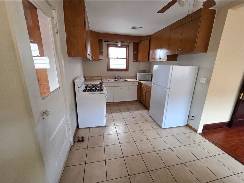 Building Photo - 3446 W Beach Ave