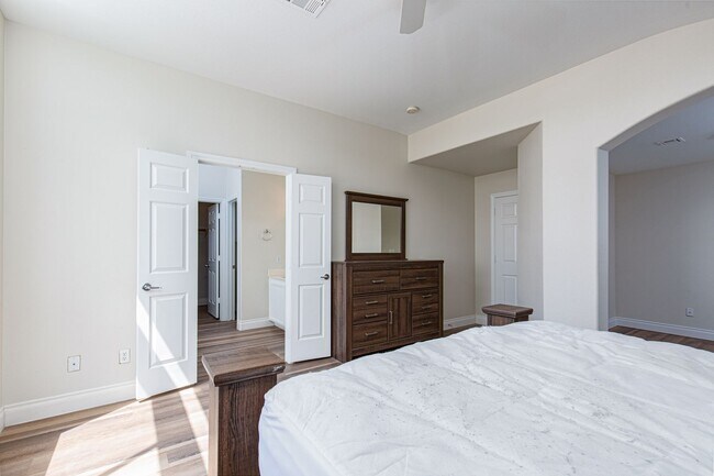 Building Photo - Recently renovated 4 br home in the Southwest