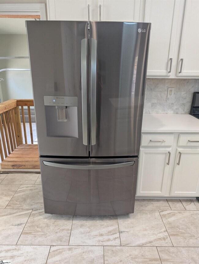 Building Photo - 154 S Lake Emory Dr