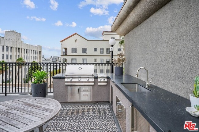 Building Photo - 585 N Rossmore Ave