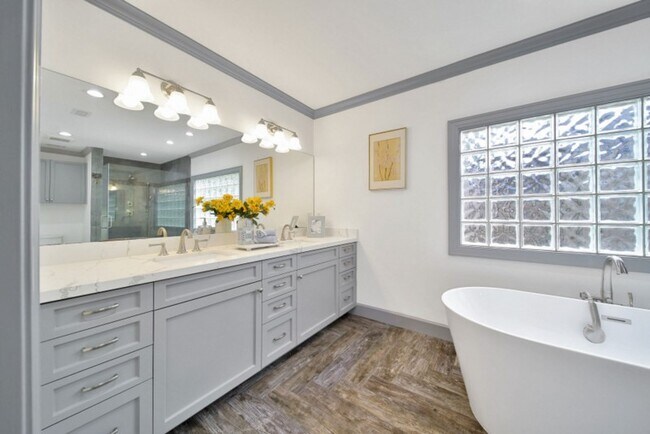 Building Photo - 10042 Briar Forest Dr