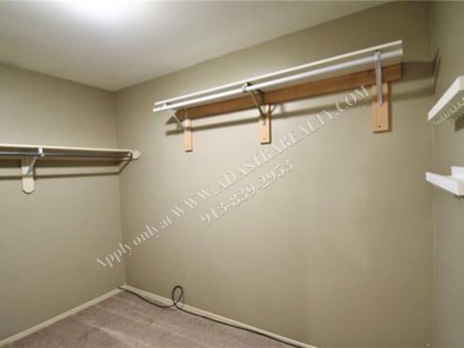 Building Photo - Adorable 3 Bed 2.5 Bath Duplex in Olathe-Available in JULY!!