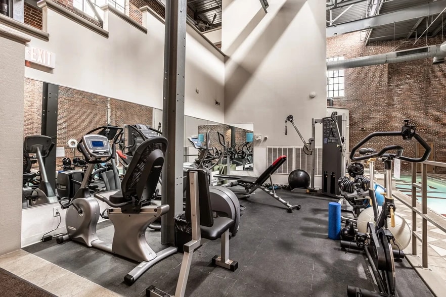 Fitness area - 611 N Park Ave