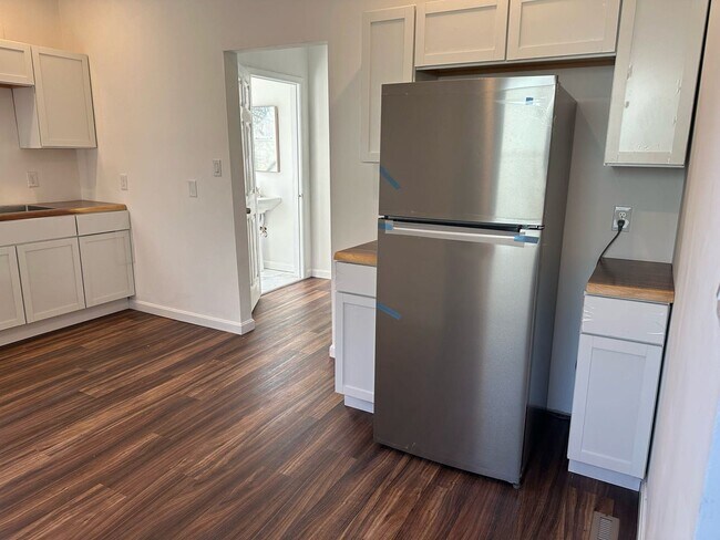 Building Photo - 3 br, 2.5 bath House - 417 E Burgess