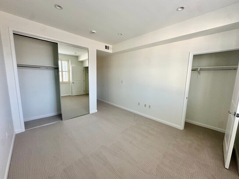 Building Photo - 1625 Granville Ave