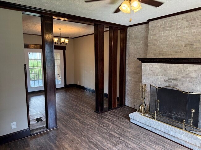 Building Photo - 3935 Lindley Ave