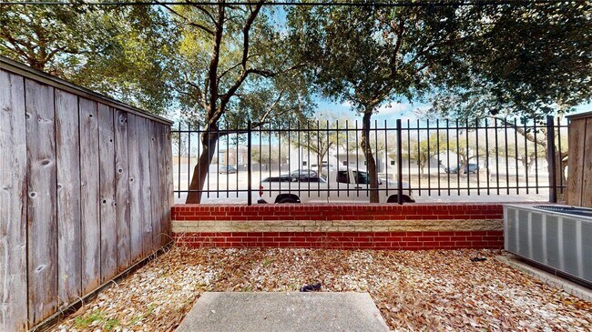 Building Photo - 8715 Meadowcroft Dr