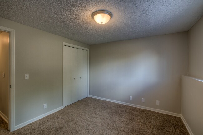 Building Photo - Convenient location! Side Split in Western Omaha.