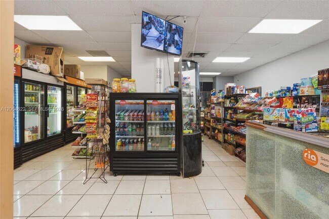 Building Photo - 1301 NE Miami Gardens Dr