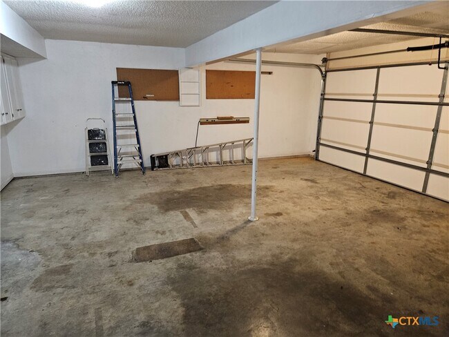 Building Photo - 3901 Chisholm Trail