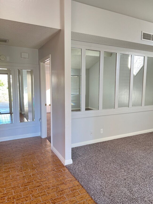 Building Photo - SOUTHWEST BAKERSFIELD MOVE-IN-SPECIAL 1/2 ...