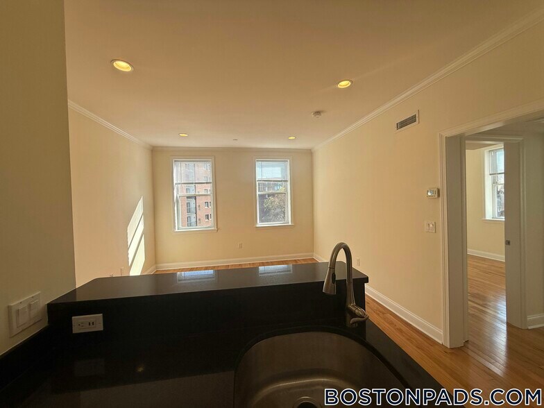 Building Photo - 3 Chauncy St