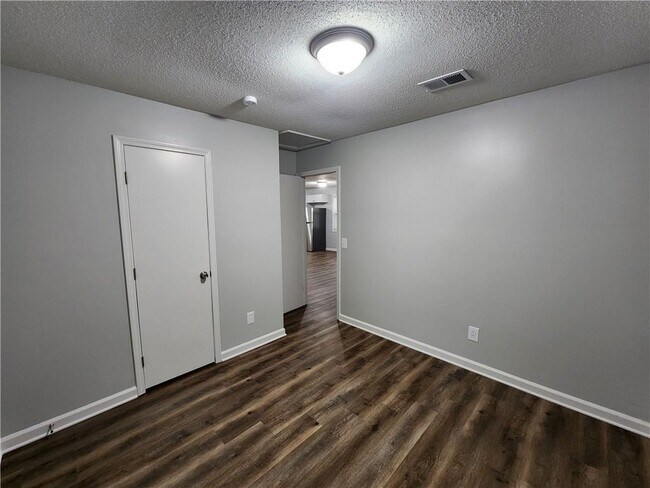 Building Photo - 723 W Creek Cir