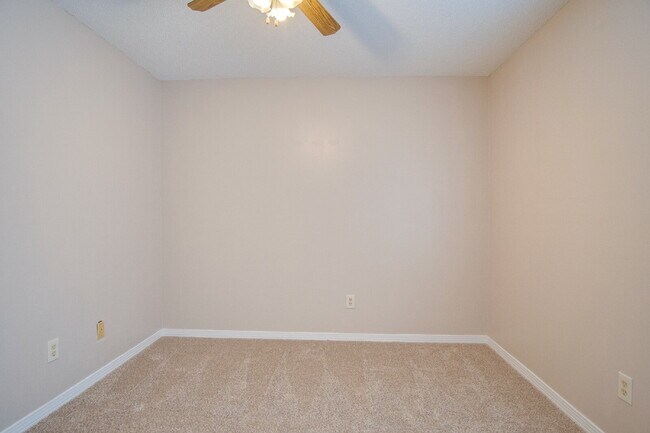 Building Photo - Charming Townhome with Fireplace & Fenced ...