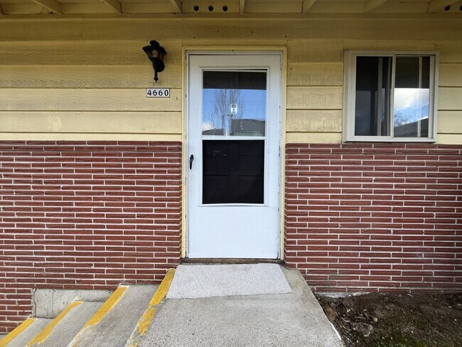 Building Photo - Spacious 3 Bedroom with Bonus Living Area, Patio & Built in Fireplace