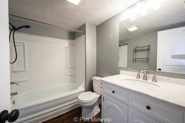 Building Photo - Charming 2 Bed Duplex in Indianapolis with Spacious Layout and Prime Location!