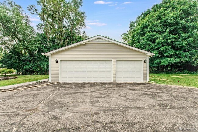 Building Photo - 21993 Riverview Dr