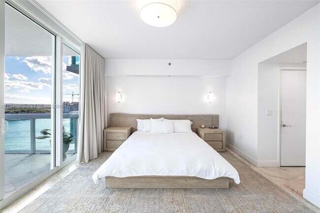 Building Photo - 1000 South Pointe Dr