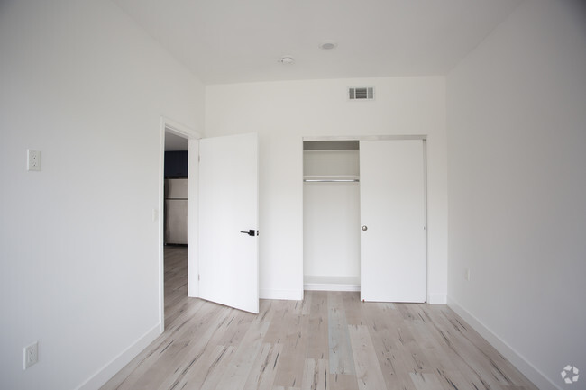 2BR, 2BA-950 SF - The Lex @ 4522 Lexington