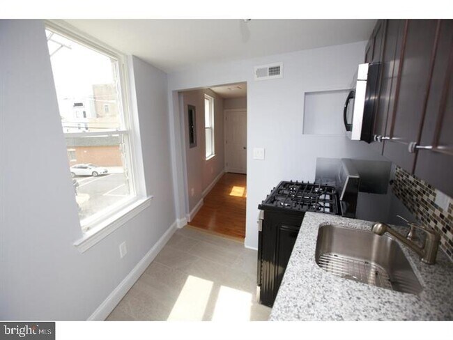 Building Photo - 2001 Tulip St