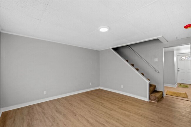 Building Photo - 2701-2703 Oakley Way (Full Service)