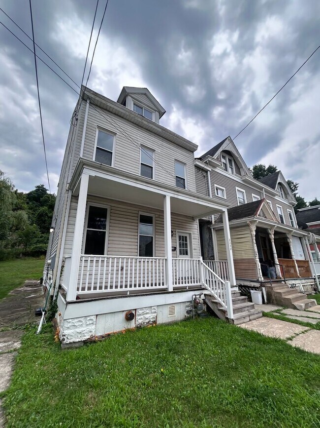 Building Photo - 2240 Wilson Ave