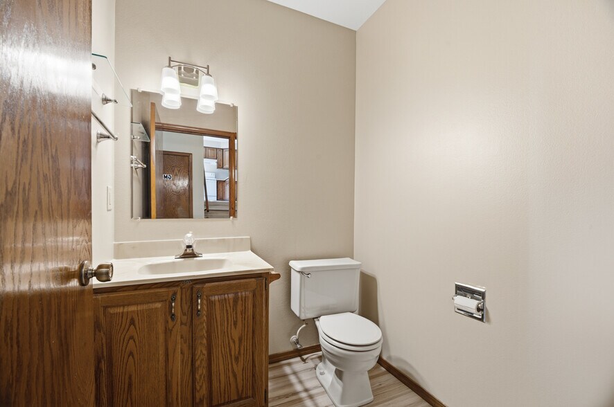 Building Photo - 1355 W Hiawatha Dr