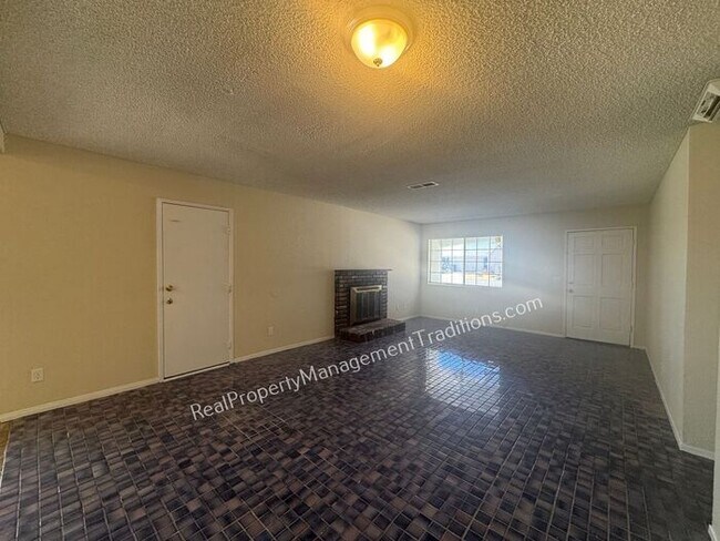 Building Photo - Large Lot 4 + 2 in Lake Los Angeles