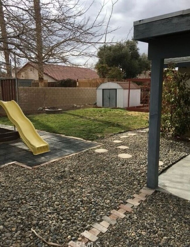 Building Photo - Beautiful 4 bed, 2 Bath home for Rent. Paid Water and Landscaping!