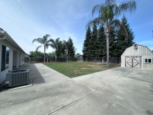 Building Photo - NW Visalia Home Coming Soon!