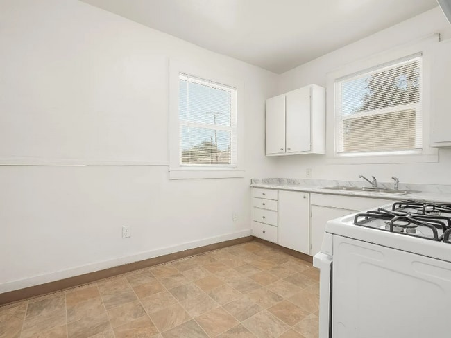 Building Photo - 1202 Kaweah St