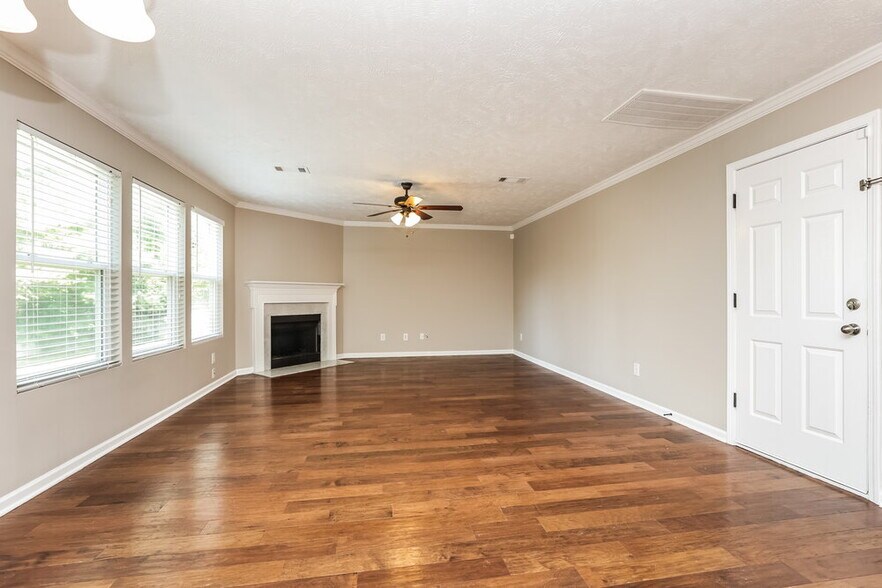 Building Photo - 5823 Roxbury Dr