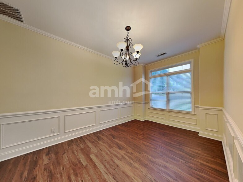 Building Photo - 483 Quick Silver Dr