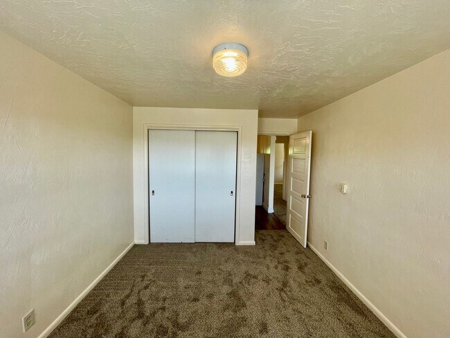 Building Photo - Vincent Park Triplex