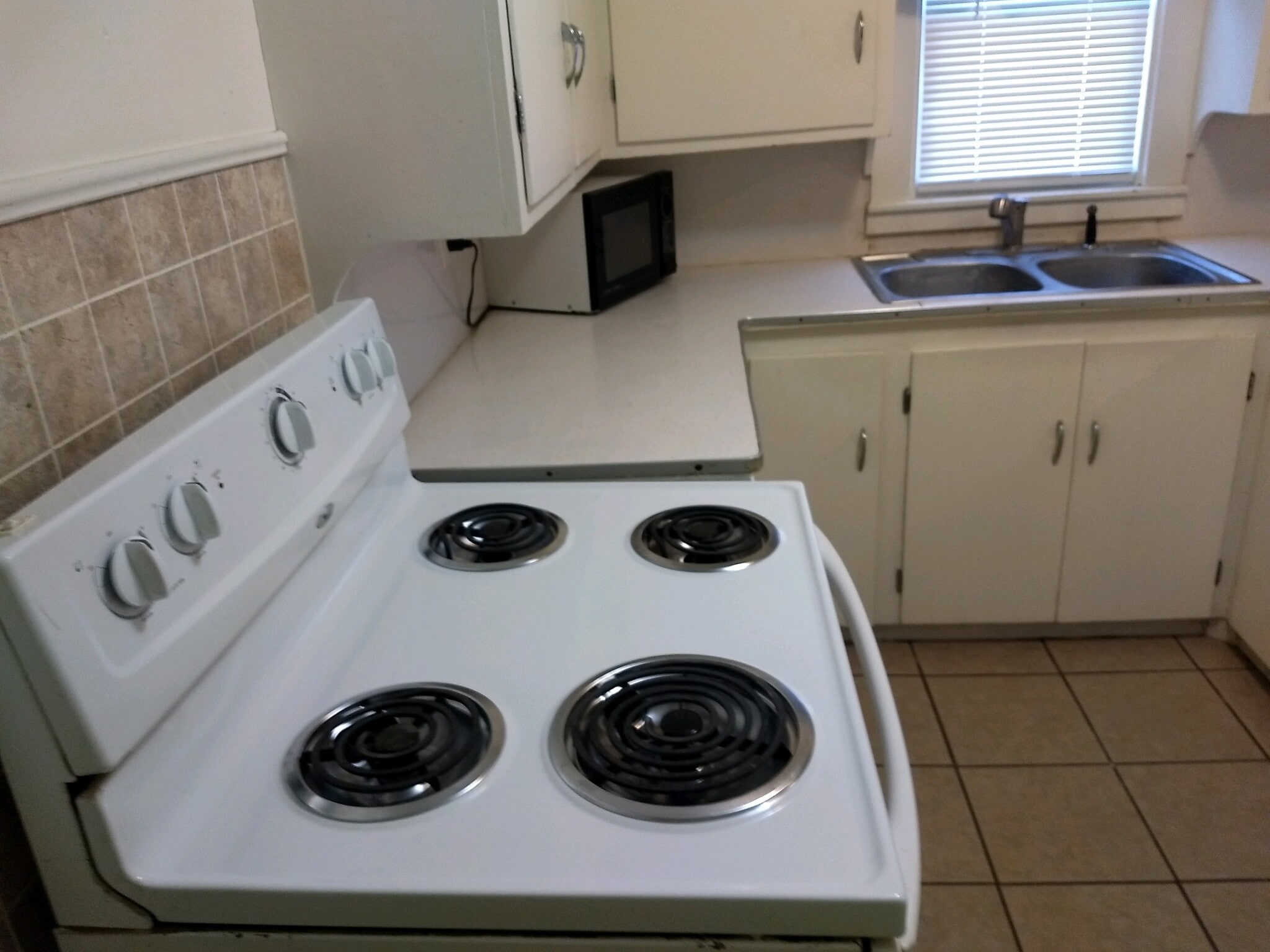 Building Photo - 605 S Purdy Ave