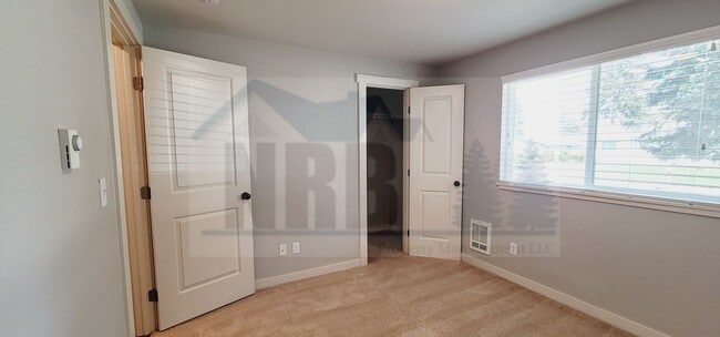 Building Photo - Stunning House in North Tacoma!