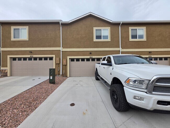 Building Photo - Beautiful 3 Bed 3 Bath Townhome!!