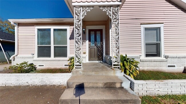 Building Photo - 317 Moody St