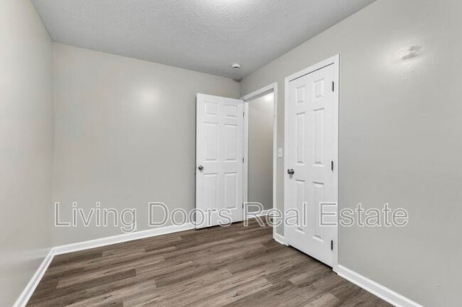 Building Photo - 348 S 5th St