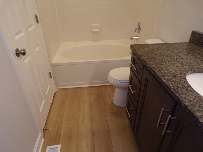 Building Photo - 891 Essex Cir