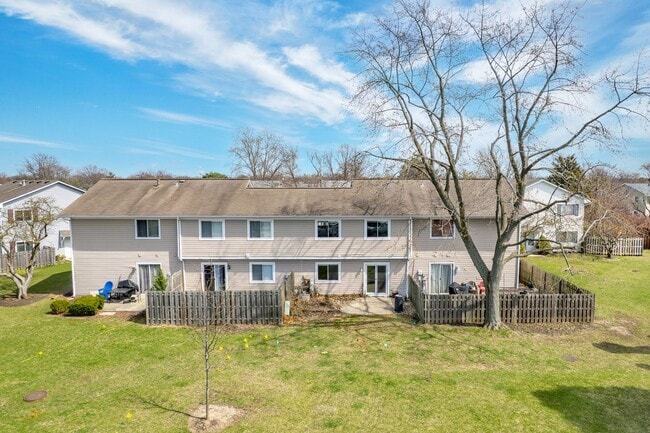 Building Photo - Carol Stream Townhome with Three Bedrooms and One Car Garage